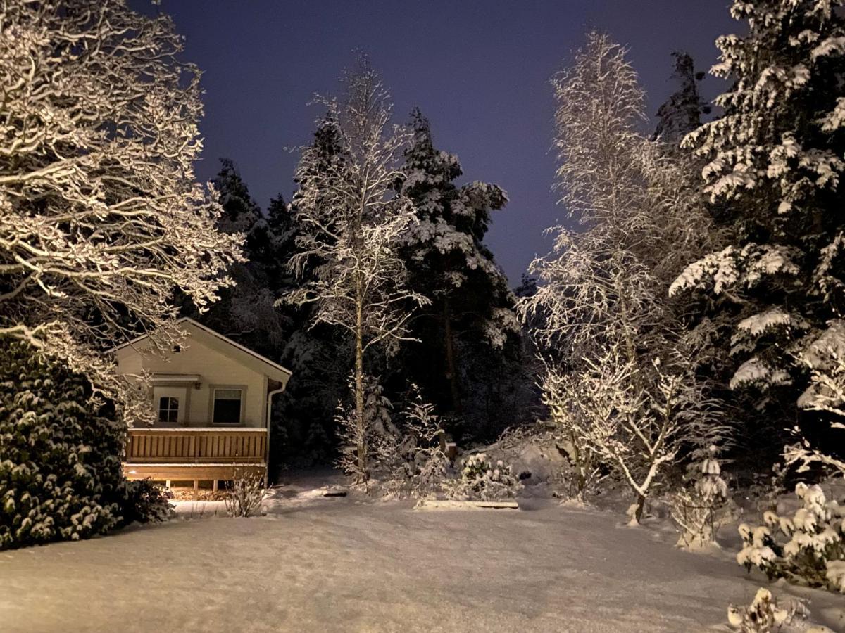 Stuga I Naturskoent Omrade Pa Vaestra Tjoern Saby Luaran gambar
