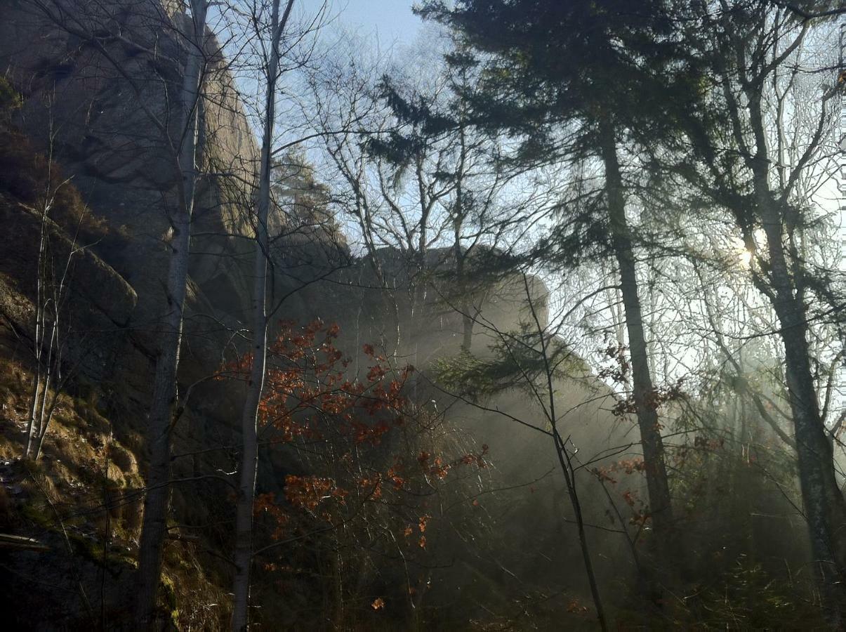 Stuga I Naturskoent Omrade Pa Vaestra Tjoern Saby Luaran gambar